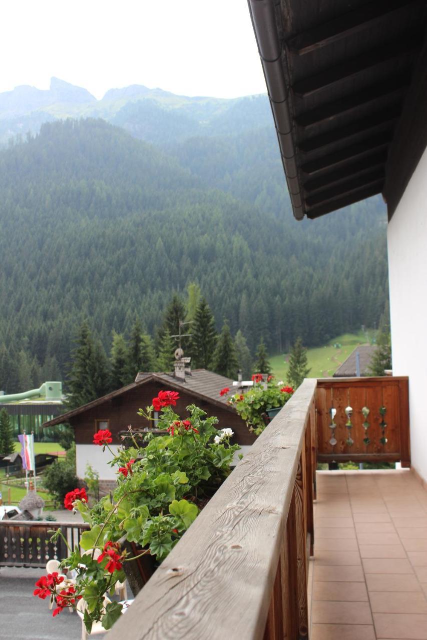 Hotel Garni Hirsch Canazei Esterno foto